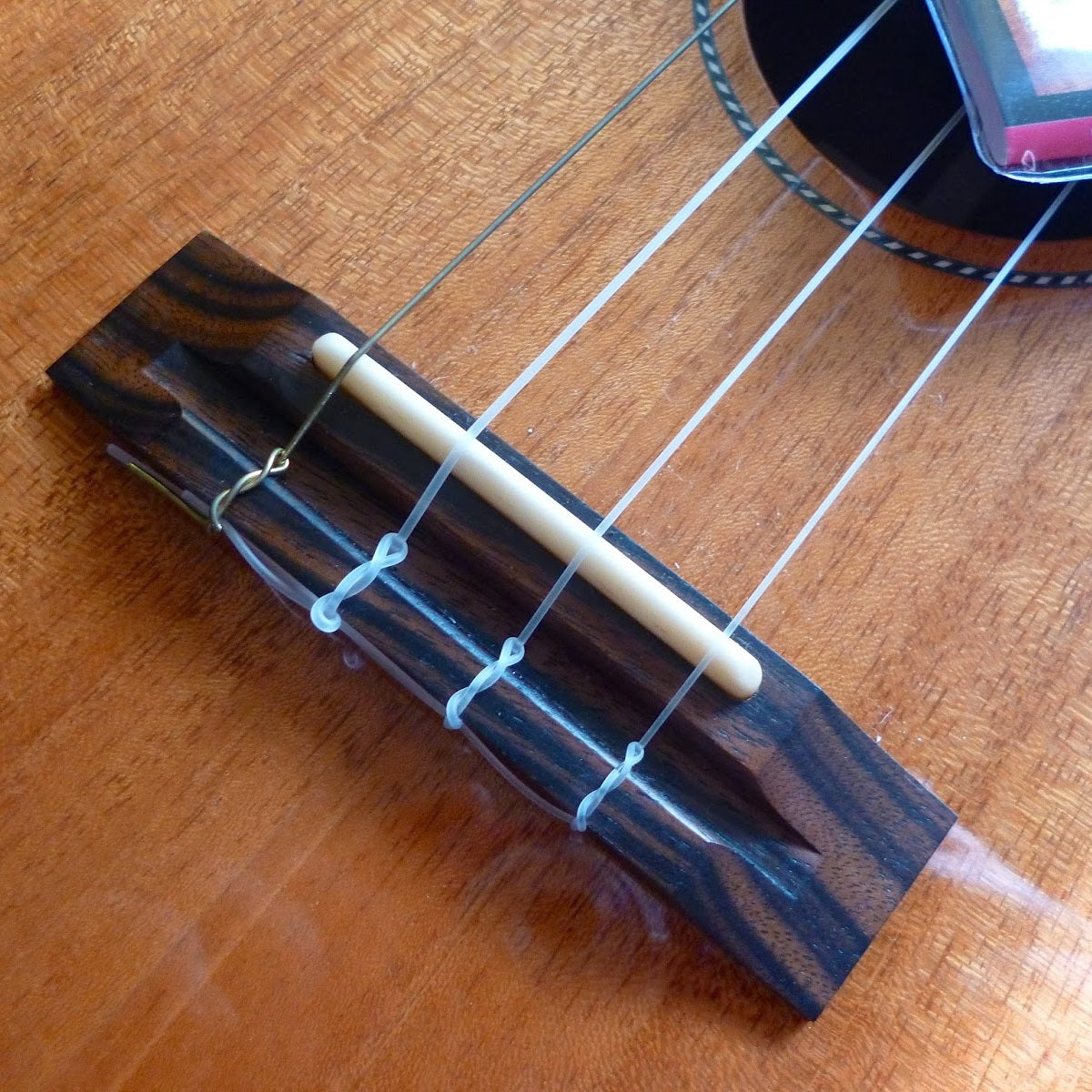 Low G string + Installation Bondi Ukuleles